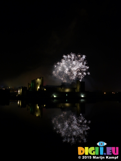 FZ024459 Fireworks over Caerphilly Castle